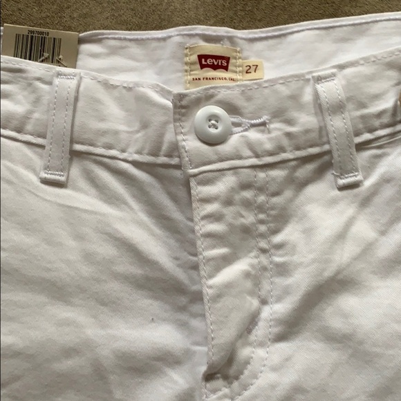 Levi's white shorts, 4.5 in inseam, flat pockets - Picture 2 of 8